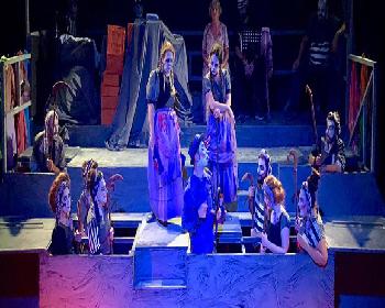 16. Kıbrıs Tiyatro Festivali “Hayalet Kumpanya” Oyunu İle Perdeleri Açtı