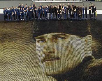 60 Bin Karton Bardakla Atatürk Portresi Yaptılar