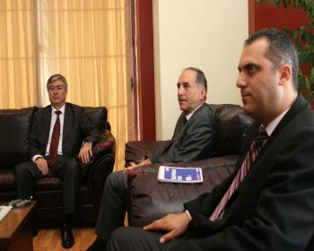 Büyükelçi Akça, Girne Belediyesini ziyaret etti