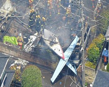 Endonezya'da Uçak Evin Üstüne Düştü