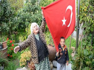 Evinin bahçesine Dev Türk Bayrağı çekti