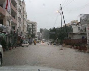 Girne de etkili yağış hayatı felç etti