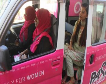 Pakistan’Da Kadınlara Özel Pembe Taksi
