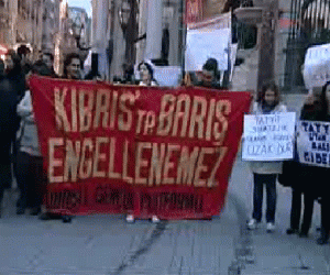 Taksim de Kıbrıs gençlerden emzikli protesto