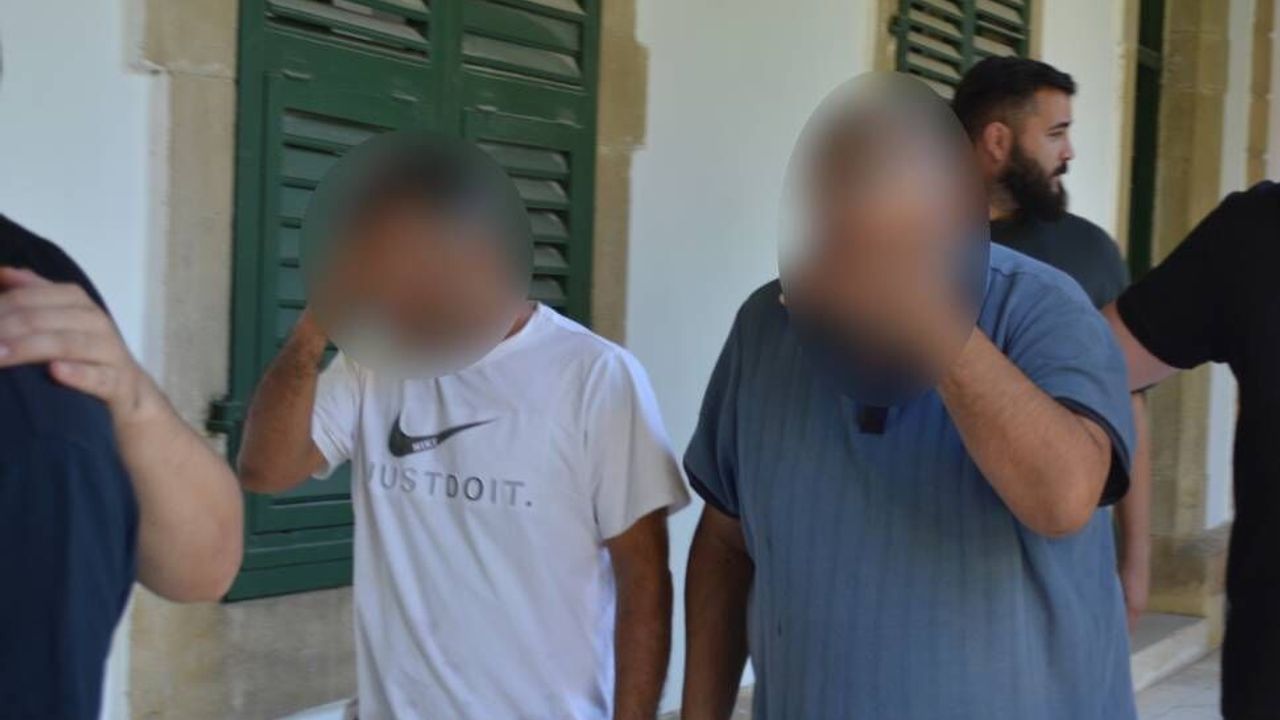 Yardım Dolabındaki Uyuşturucuya Almaya Gidince Yakalandılar