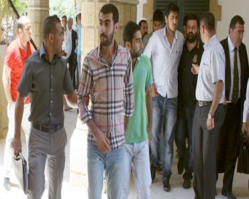 8 kişi aracın önünü keserek darp etti