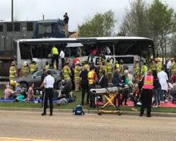 Abd&#39;de Yük Treni Yolcu Otobüsüne Çarptı