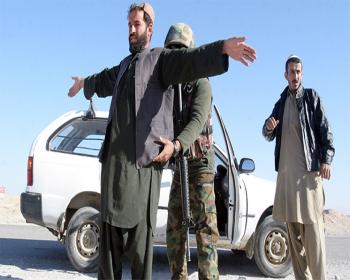 Afganistan&#39;da 12 Taliban Üyesi Teslim Oldu