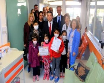 Bakan Dürüst, Onkolojide Tedavi Gören Çocuklara Karnelerini Verdi: &#34;tek Yüreğiz&#34;