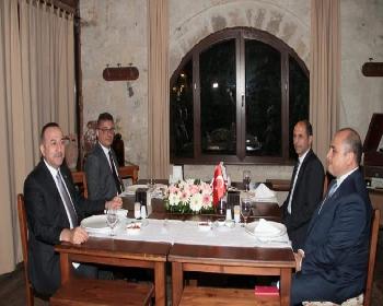 Çavuşoğlu’Nun Onuruna Akşam Yemeği Verildi.