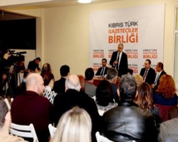 Cumhurbaşkanı Akıncı Gazetecilerle Biraraya Geldi