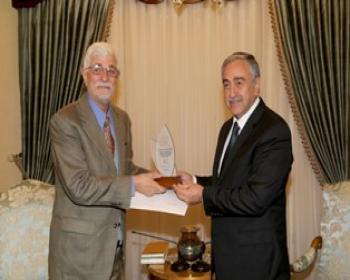 Cumhurbaşkanı Akıncı, Vamık Volkan&#39;ı Kabul Etti