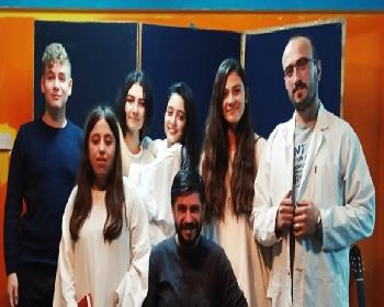 ‘Dışarısı İçeriden Karanlık’ Sahne Alıyor