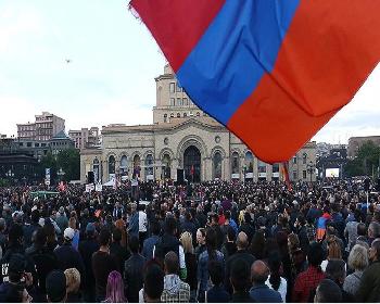 Ermenistan&#8217;da Protestolar Duruyor