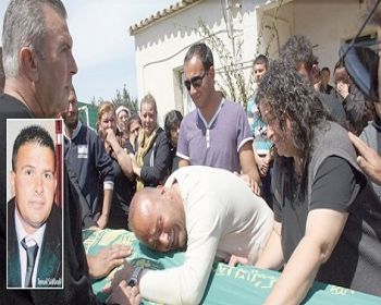 Eski eşinin cenazesinde ağlamaktan yıkıldı