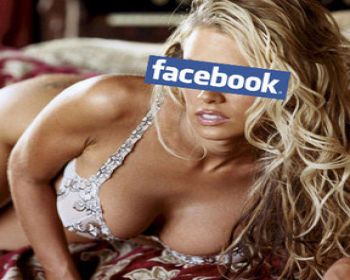 Facebook porno peşinde!