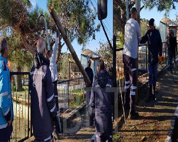 Fırtına, Mehmetçik İlkokulu&#8217;ndaki Elektrik Direğine Zarar Verdi