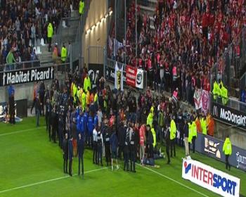Fransa Ligi&#39;ndeki Maçta Tribün Bariyeri Çöktü