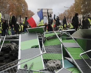 Fransa&#8217;daki Protestolar Hayatı Durma Noktasına Getirdi