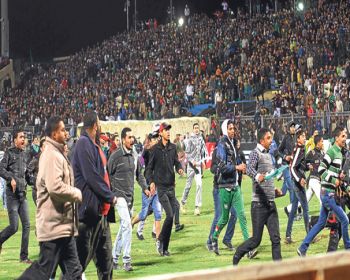 Futbol maçında 74 ölü