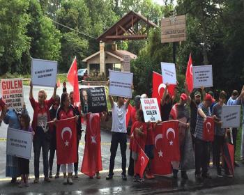Gülen Abd&#39;deki Malikanesi Önünde Protesto Edildi
