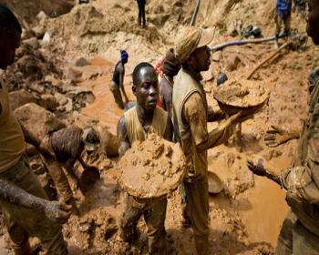 Güney Afrika&#39;da Altın Madeninde Göçük