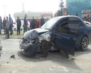Hamitköy Kavşağında Trafik Kazası: 3 Yaralı... 7 Araçta Hasar Var