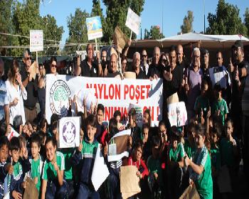 Her Daim Dostlar Perşembe Pazarı’Nda Kağıt Poşet Dağıttı