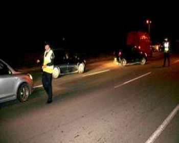 Kelepçelerle göle atlayıp polisin elinden kaçtı