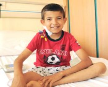 Küçük Emre Annesinin böbreğiyle yaşama tutundu