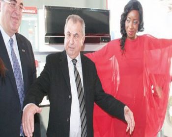 Küçük, Nijeryalı Mankeni pek beğendi