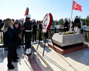 Denktaş için kabri başında tören düzenlendi