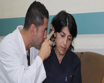 Mağusada genç hemşireyi darp etti