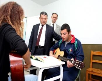 Milli Eğitim Bakanı Dürüst Kktc Özel Eğitim Vakfını Ziyaret Etti