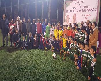 Minikler, İzzigiller İçin Oynadı