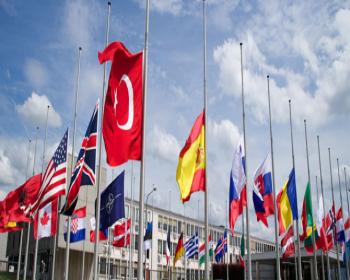 Nato&#39;da Bayraklar Yarıya İndirildi
