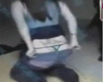 Polislerden zorla striptiz