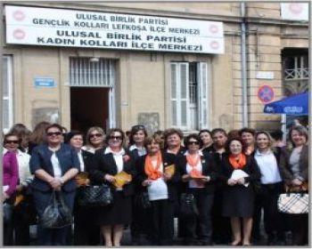 UBP’Lİ KADINLAR LEFKOŞA’DA BROŞÜR DAĞITTI.