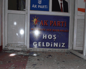 Van&#39;da Ak Parti İlçe Binasına Saldırı  