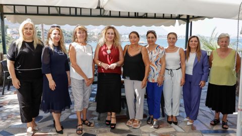 Cumhurbaşkanı Ersin Tatar’ın eşi Sibel Tatar, Girne bölgesindeki derneklerle bir araya geldi