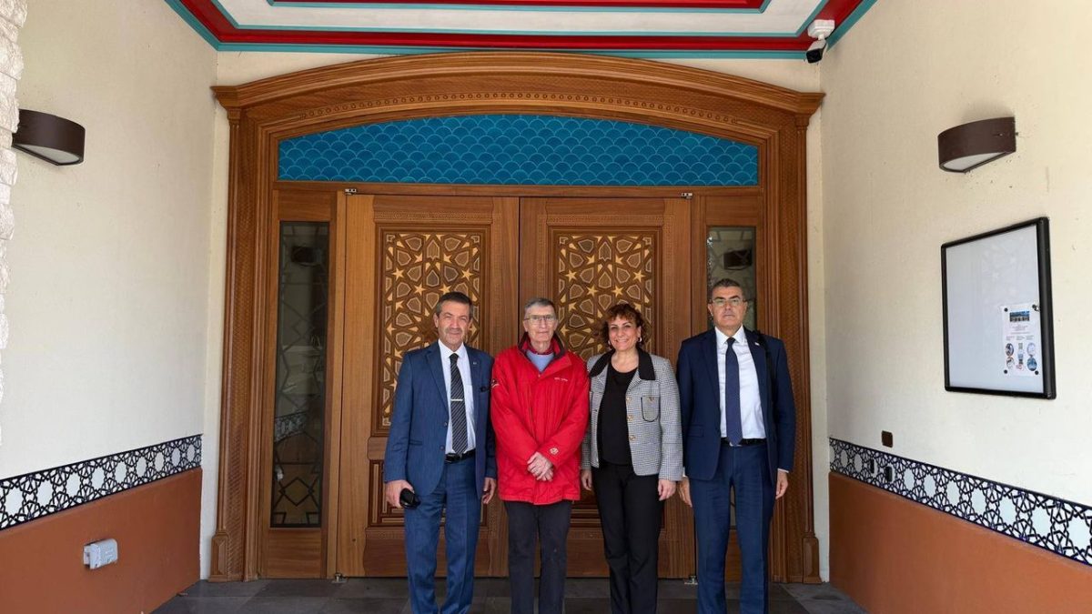 Ertuğruloğlu Aziz Sancar’a KKTC kimlik kartını takdim etti