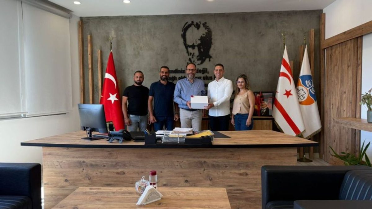 İEZB’den İskele Belediye Başkanı Hasan Sadıkoğlu’na Ziyaret: İş Birliği ve Ortak Projeler Gündemde