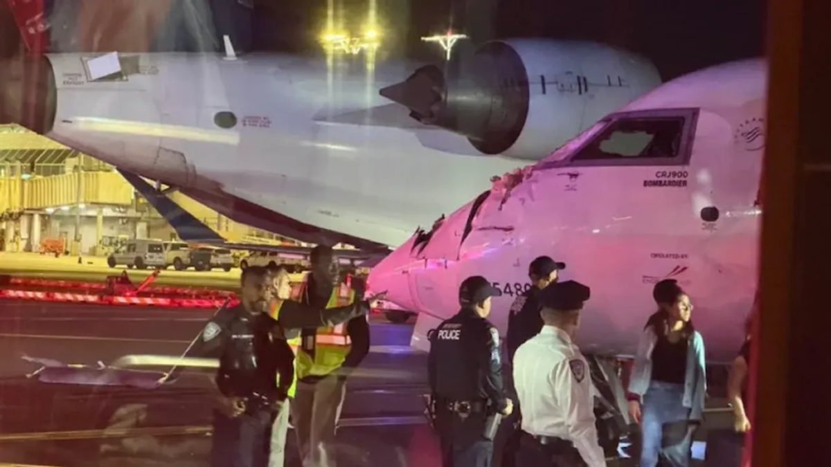 ABD'nin New York kentindeki LaGuardia Havalimanı'nda iki yolcu uçağı çarpıştı