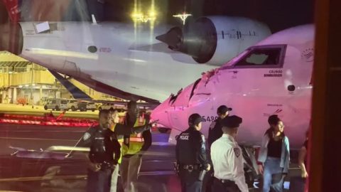 ABD'nin New York kentindeki LaGuardia Havalimanı'nda iki yolcu uçağı çarpıştı