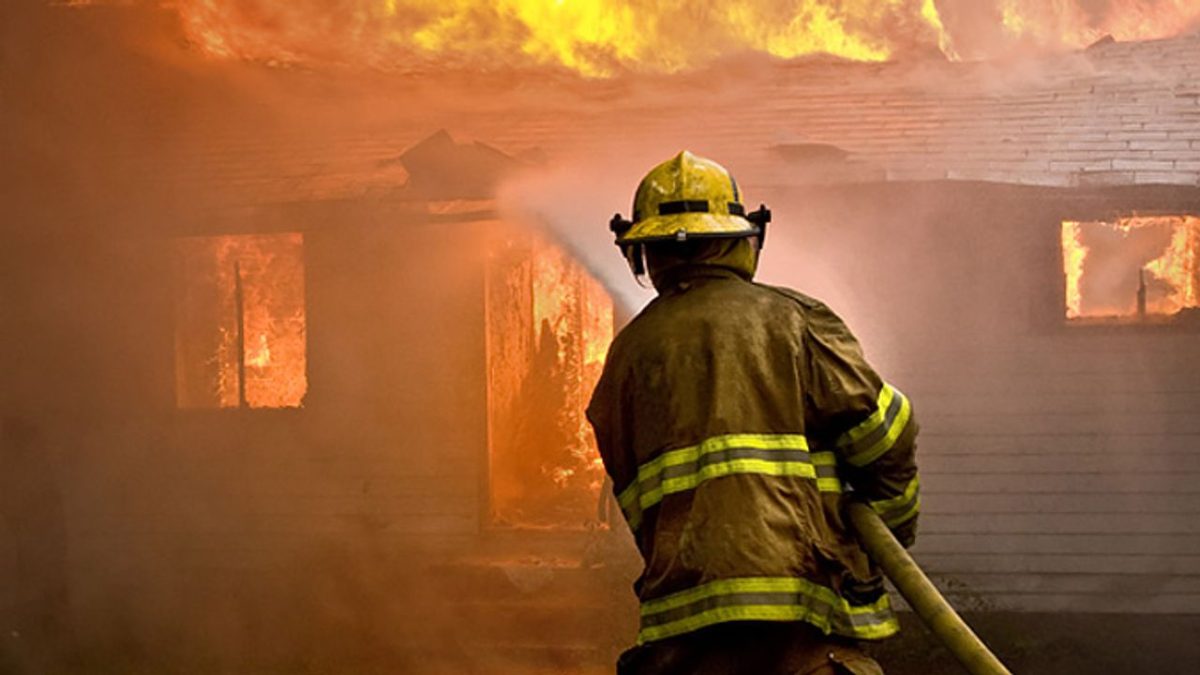 Mobilya mağazasında çıkan yangın söndürüldü