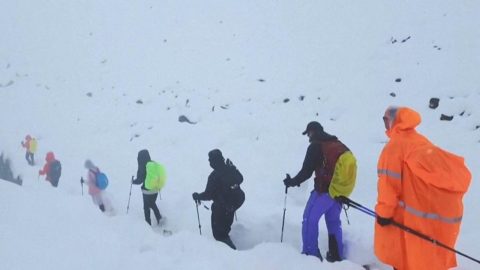 Yüzlerce dağcı, kar fırtınası nedeniyle Everest’te mahsur kaldı