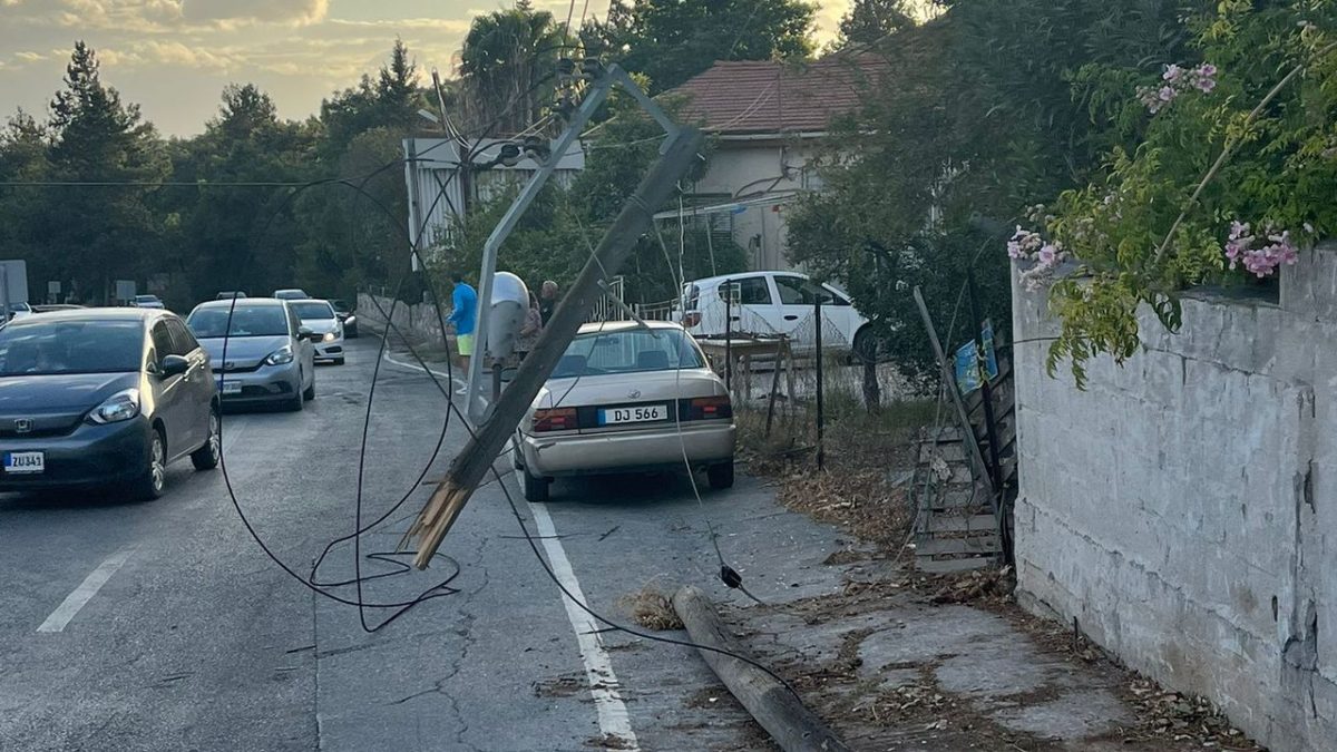 Yol içine düşen elektrik telleri nedeniyle Boğazköy-Girne arasında trafik kontrollü olarak tek şeritten sağlanıyor