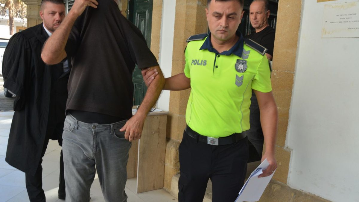 4 kişi kandırarak 5 bin 600 Dolar ve 400 Euro aldı