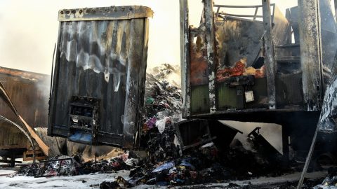 Lefkoşa’da Gümrük ve Rüsumat Dairesi’ne ait araç park alanındaki dört tır dorsesi yandı