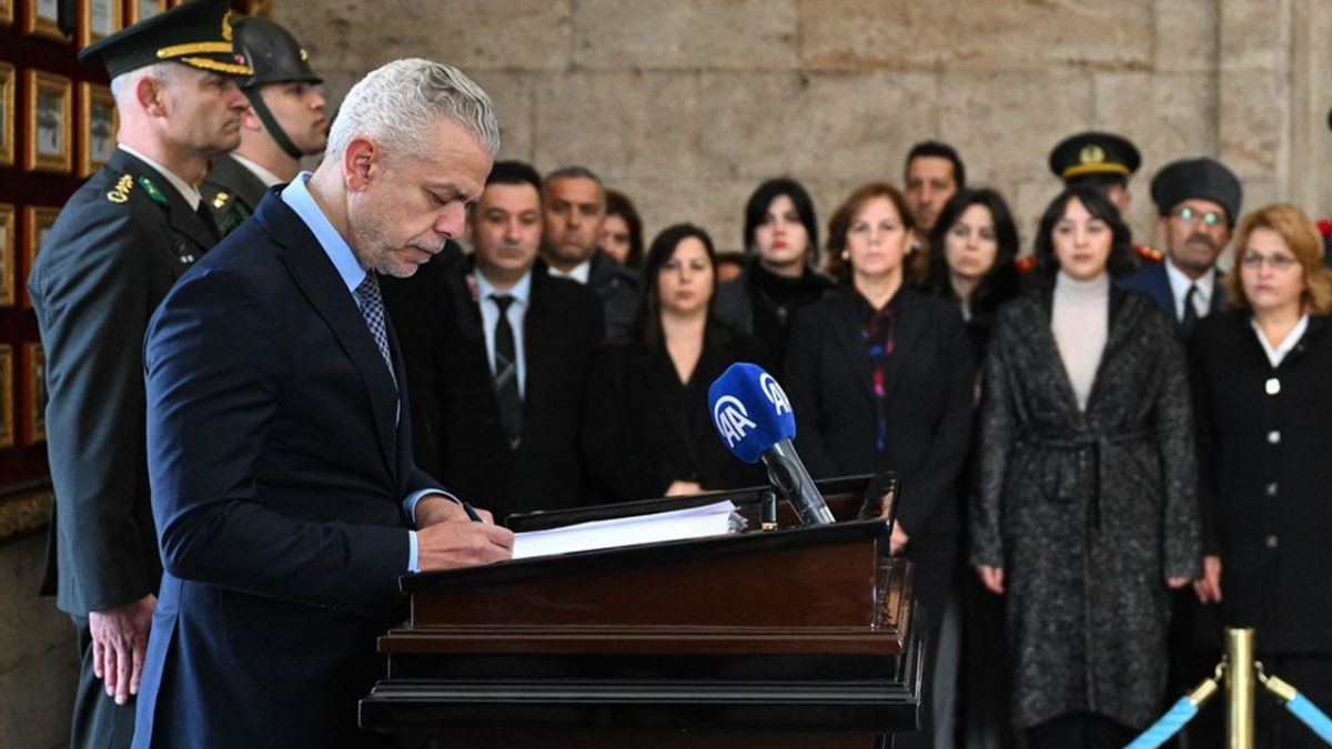 KKTC'nin Ankara Büyükelçisi Korukoğlu, Anıtkabir'i ziyaret etti
